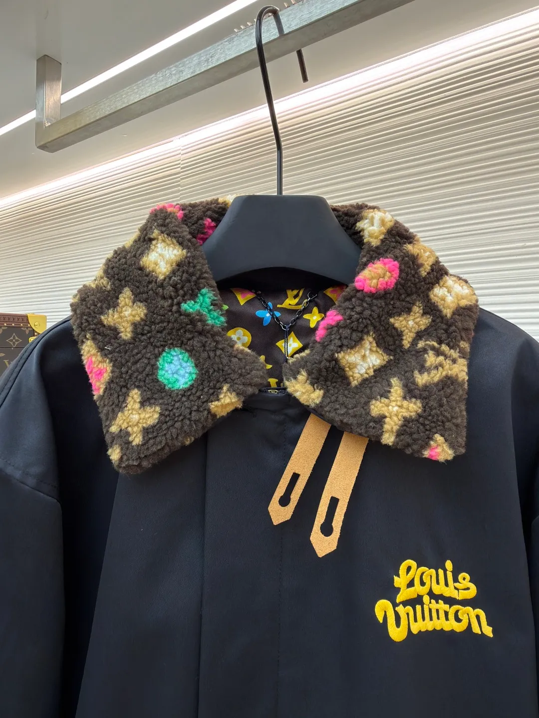 LOUIS VUITTON x Tyler color printed fur collar jacket ●Original version: Purchased and developed by 36999 ●Item number: 1681757-B80 ●Fabric: cotton fabric ●Technology: Printing ●Color: black ●Version: fitted version ●Weight: about 885 grams ●Size: S-M-L-XL ●Description: The main body is made of high-density windproof fabric, treated with a water-repellent coating, which is both durable and protective; the neckline is spliced with Monogram pattern lamb wool material, which is fixed through a constant temperature composite process. It feels soft and fluffy and is not easy to shed, improving warmth and styling. The body is decorated with brand letter embroidery, using three-dimensional embroidery thread technology. The color is full and the texture is clear, highlighting the recognition. The version is loosely cut, with horn buckle + drawstring design, making it easy to put on and take off and adaptable to various body shapes; the elastic cuffs enhance wind resistance. The stitching of the whole garment is neat, with no exposed threads at the splicing points. The size is measured manually (an error of 1-3CM is normal). The craftsmanship balances practical attributes and brand trend style. It is a single product that has both warmth and style. The overall wiring is straight and delicate, the fabric is comfortable and soft, and the color is consistent without color difference. It can be matched with the same style to create a fashionable look and control various occasions. Customized accessories, complete with three standards, same style for men and women!